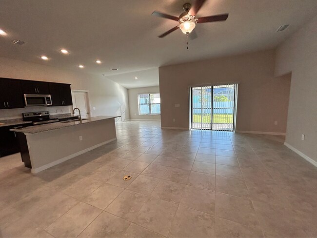 Building Photo - * Available now! * 4 Bed 2.5  Bath * Gator Circle Area!