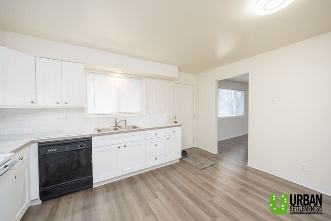 Building Photo - Spacious and recently remodeled 2 bedroom 1 bath Duplex in Cheney