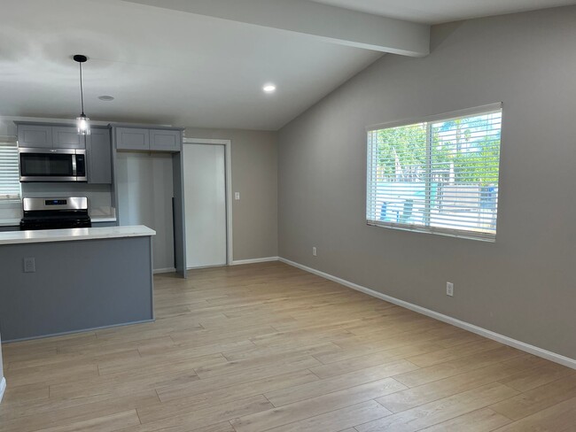 Building Photo - Beautiful *must see* fully renovated home ...