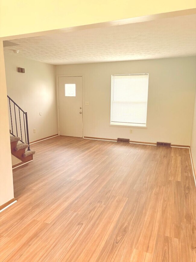 Foto del edificio - Beautiful 2BR 1.5BA Home w/ A/C • Driveway Parking in Gahanna
