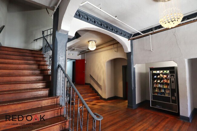 Building Photo - Stunning, Sunlit One-Bedroom, with Trendy ...