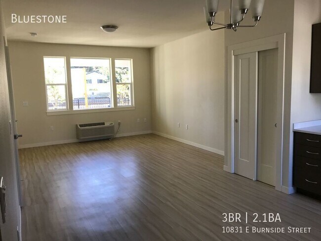 Building Photo - Newer 3br/2.5ba Townhome