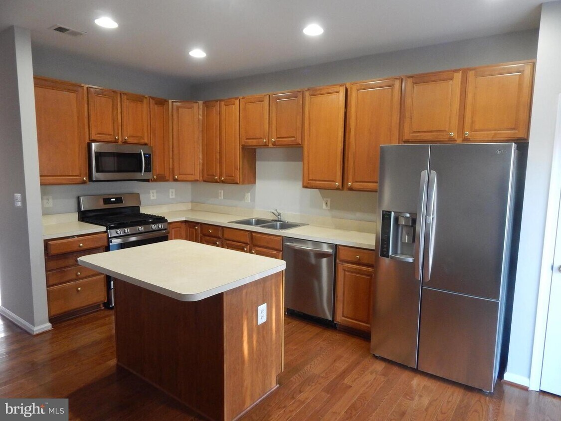 2465 Rolling Plains Dr, Herndon, VA 20171 Townhouse for Rent in Herndon, VA