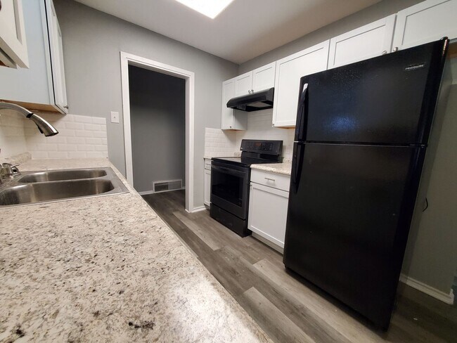Building Photo - 6 month lease!! Spacious Remodeled 3/2 Hom...