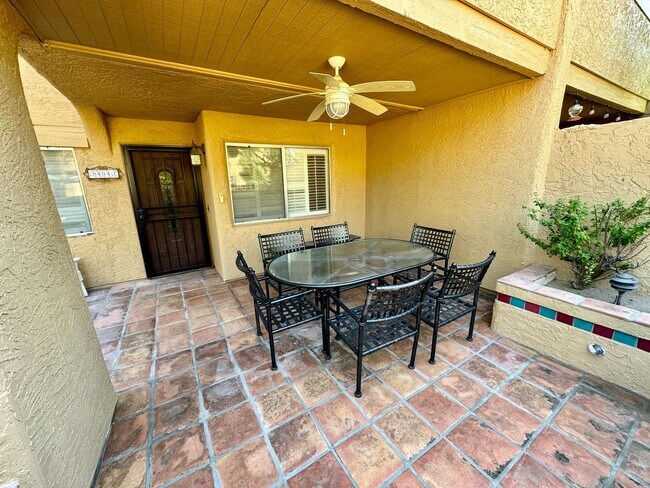 Building Photo - Amazing 3 Bedroom/2.5 Bath Townhouse in Ce...