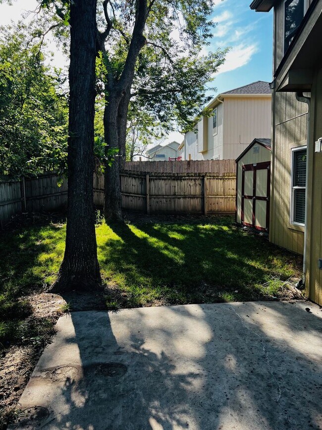 Foto del edificio - Charming 3-Bedroom Home with Modern Amenities and Elegant Finishes