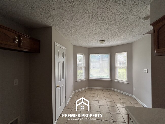 Foto del edificio - Charming 3BR/2BA Near Southwind | High Ceilings, Hardwood Floors & 2-Car Garage
