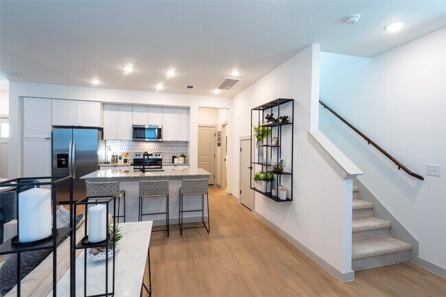 Building Photo - 407 Waller Ln