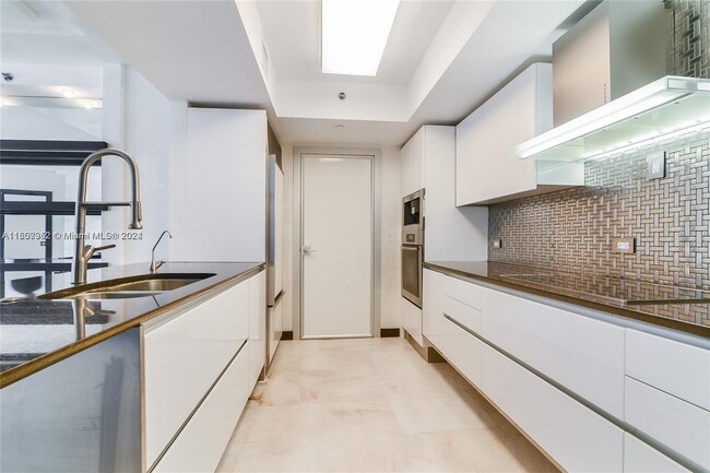 Building Photo - 17201 Collins Ave