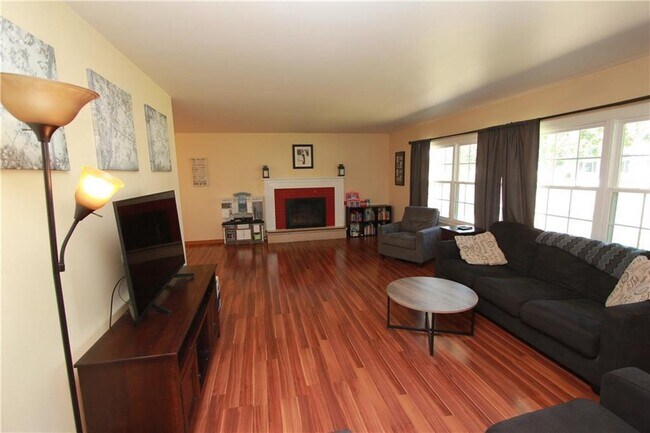 Foto del edificio - 4 Bedroom, 1.5 Bathroom Beautiful Home - You do not want to miss this one!