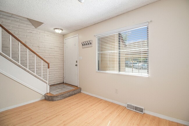 Building Photo - Well Maintained 2 Bed, 2 Bath Townhome in ...