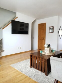 Sala de estar - Entrada de 1/2 baño - 6303 Colony Cir