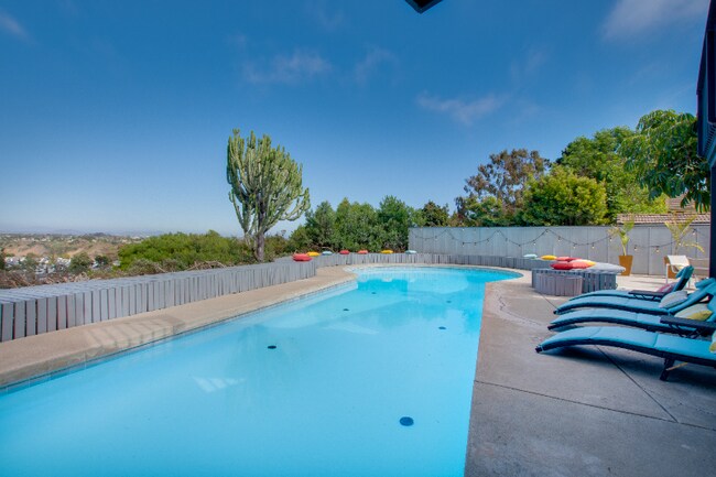 Foto del edificio - 8143 La Jolla Scenic Dr N