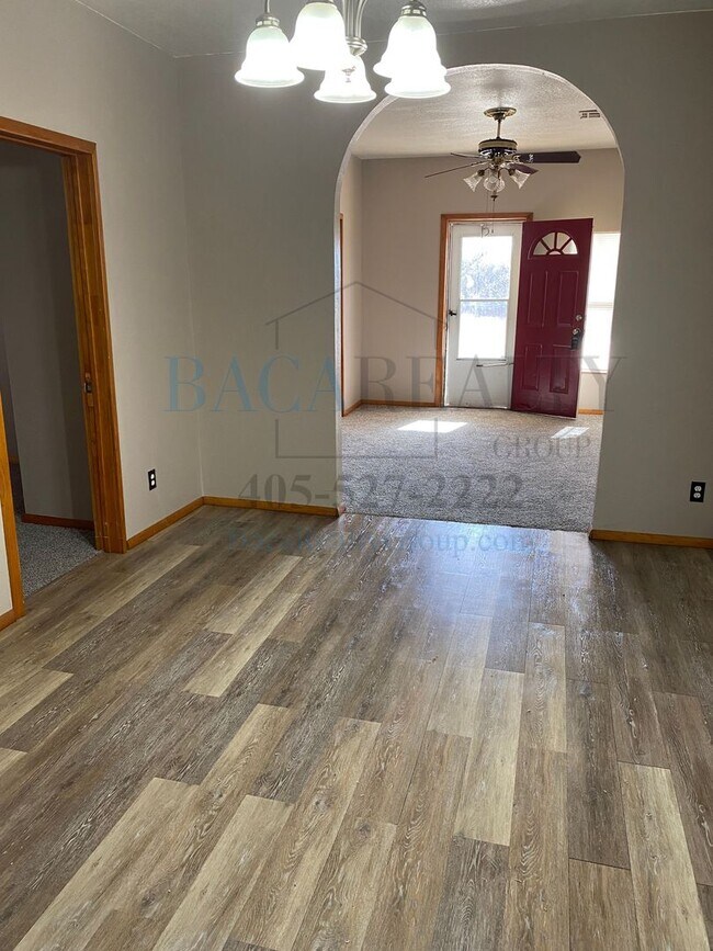 Building Photo - 3BR 1BA house on large lot!