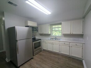 Building Photo - 405 Red Oak Dr