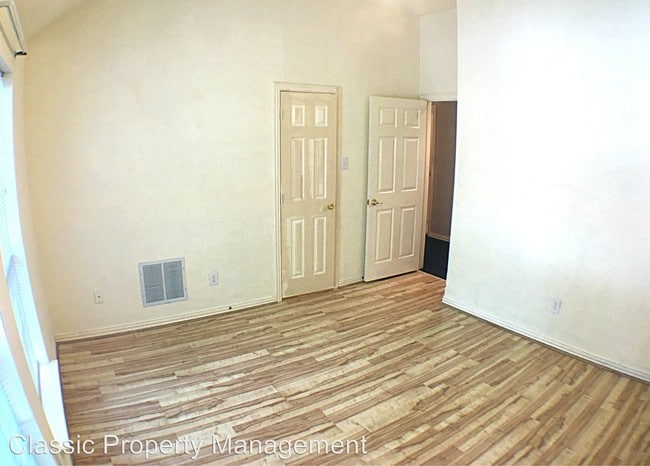 Building Photo - 850 Oak Crest Dr