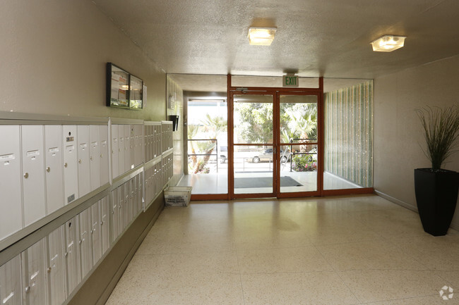 Lobby - Hollywood Pointe Apartments