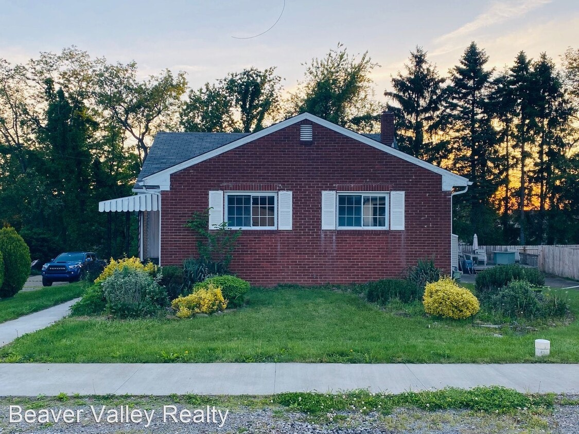 Primary Photo - 3 br, 1 bath House - 108 Sawyer