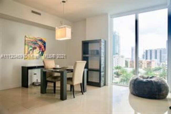 Foto del edificio - 601 NE 36th St