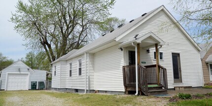 Building Photo - 2305 N Maplewood Ave