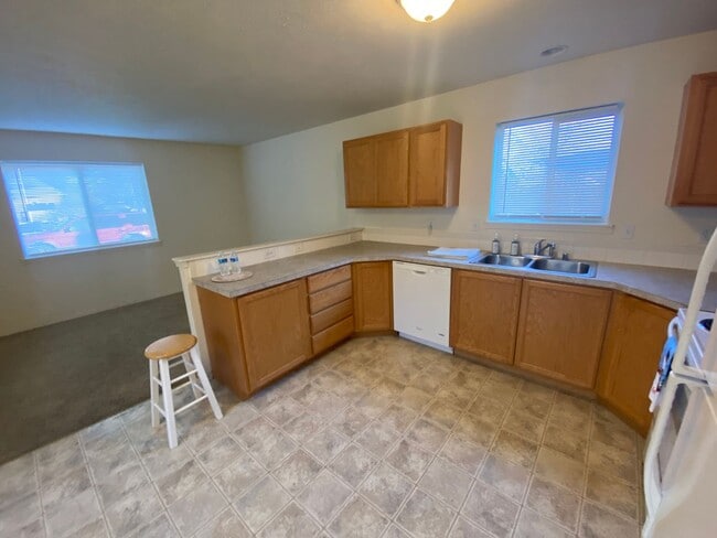 Building Photo - Don’t Miss This Spacious 4-Bedroom Northside Condo