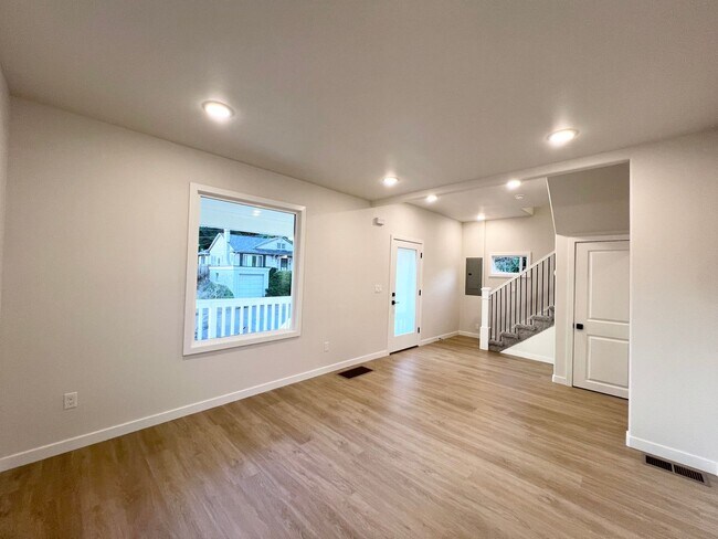 Building Photo - Charming Two-Story 3BD/2B Single-Family Ho...