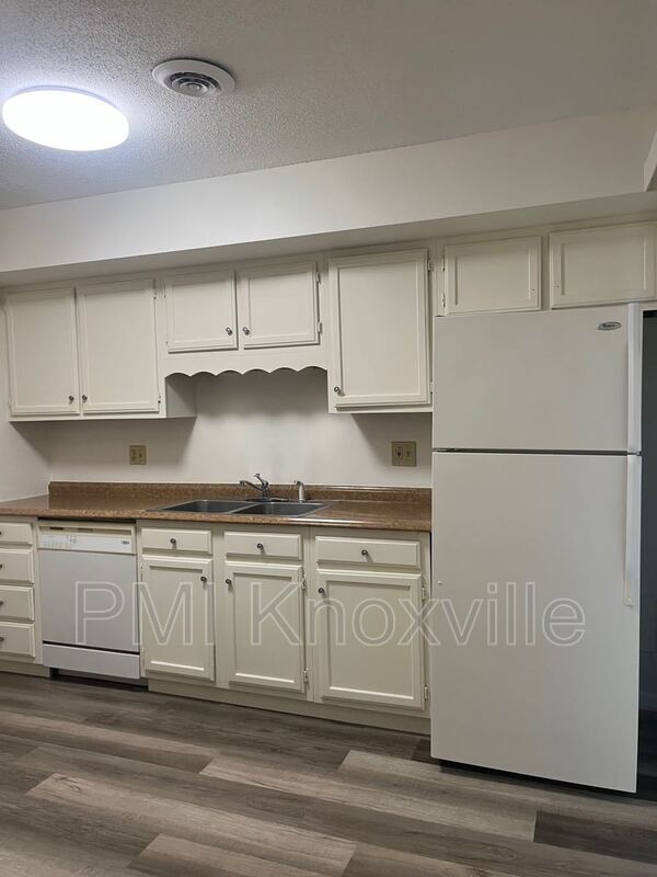 Foto del edificio - 9120 Woodpark Ln