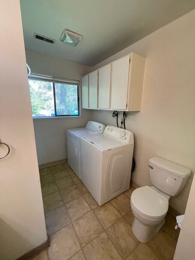 Foto del edificio - 2 bed 1 bath Duplex - Water/Sewer and Garb...