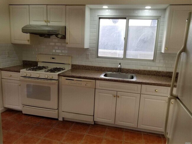 Foto del edificio - 240-40-240-67 67th Ave