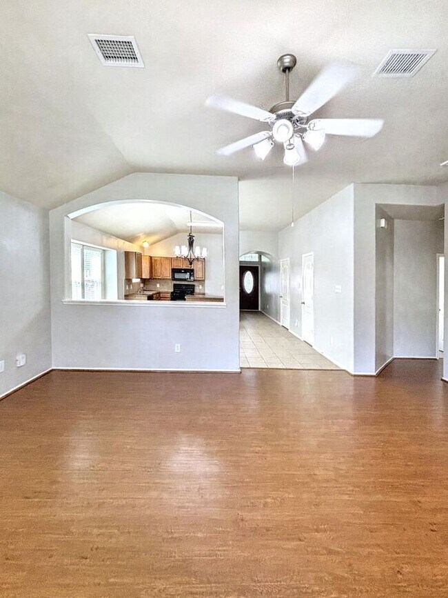 Foto del edificio - Spacious 3-Bedroom, 2-Bath Home with Conve...