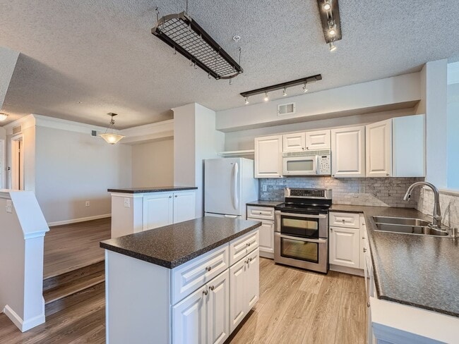 Building Photo - Charming Townhome with Mountain Views and an Ideal Location Between Denver and Boulder