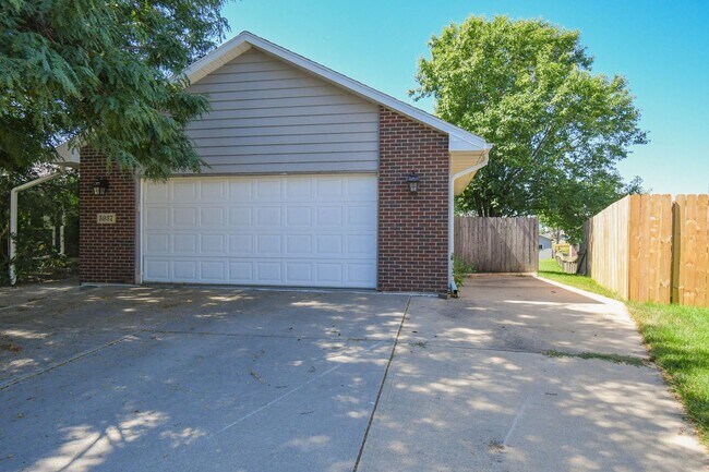 Foto del edificio - Oversized Twin Home Featuring a Huge Finished Basement!