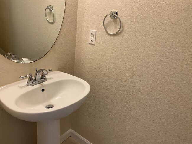 Foto del edificio - Great Townhouse in Gated Community!