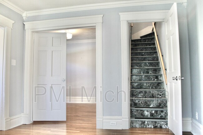 Building Photo - 910 E Sorin St