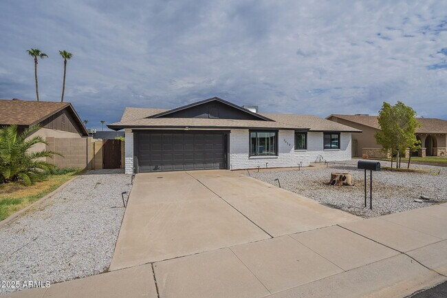 Building Photo - 2030 E Duke Dr