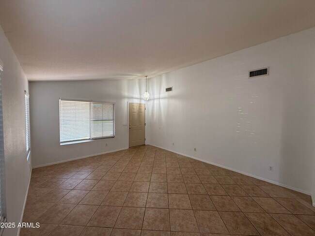 Foto del edificio - 843 E Sheffield Ave