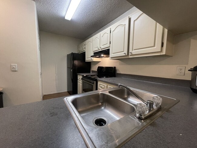 Foto del edificio - Large 1 bedroom Condo on Second Floor Over...