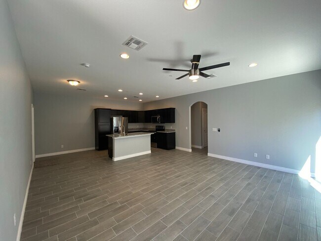 Building Photo - 3 Bedroom 2 Bathroom Duplex
