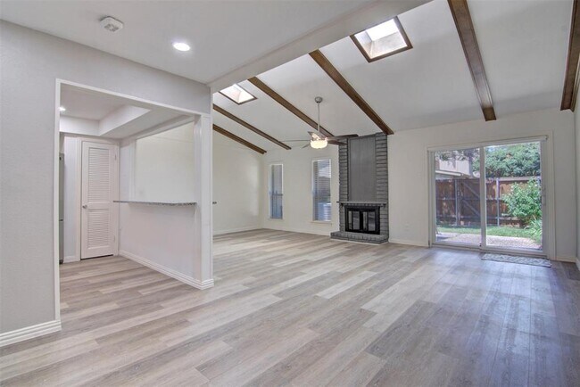 Foto del edificio - 3121 Willowbrook Ct