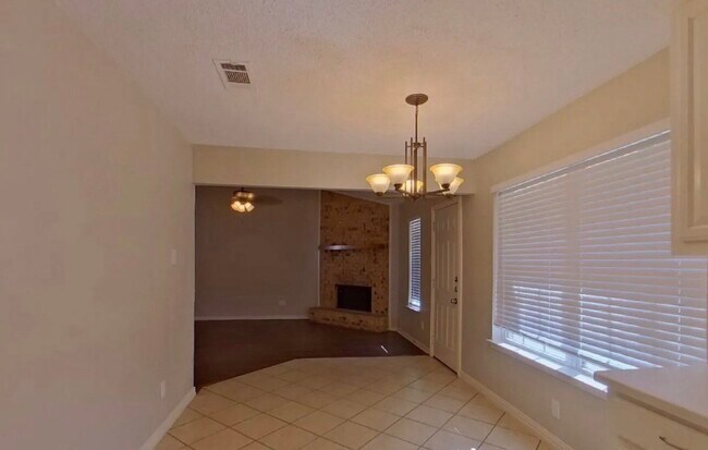 Foto del edificio - AVAILABLE NOW