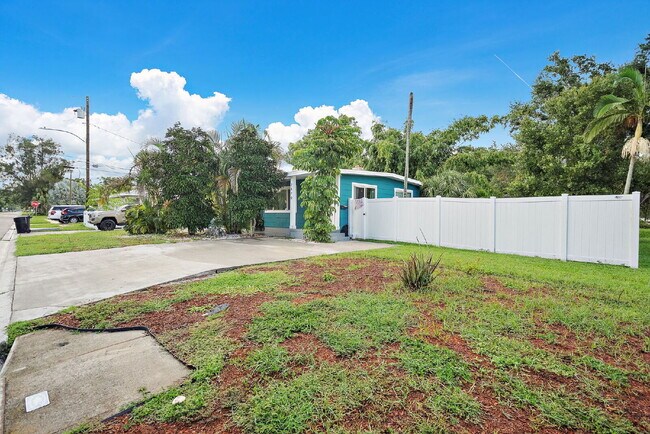 Foto del edificio - Spacious Gulfport Gem with Large Private Backyard and Plenty of Driveway Space