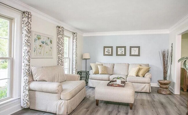 Building Photo - 295 Sugartown Rd