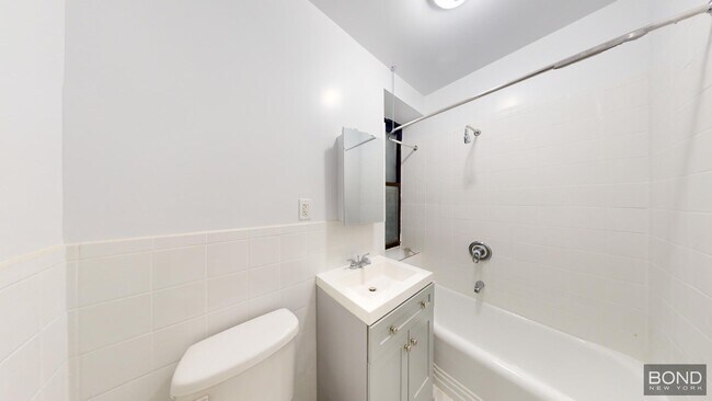 Building Photo - 520 E 83rd St