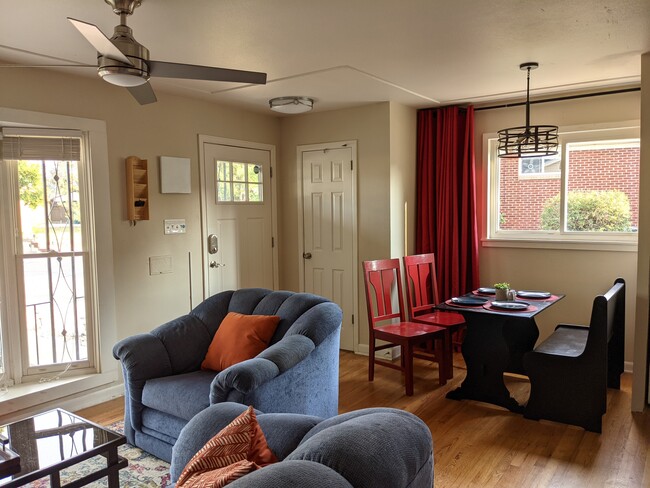 Dining area - 10461 Pennsylvania St