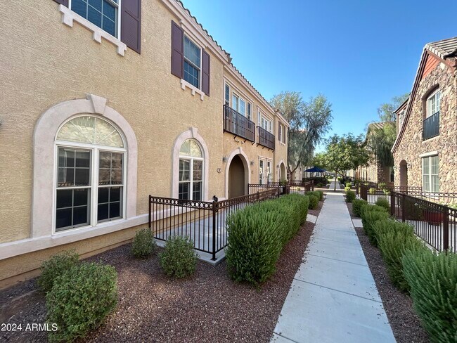 Building Photo - 2781 S Equestrian Dr