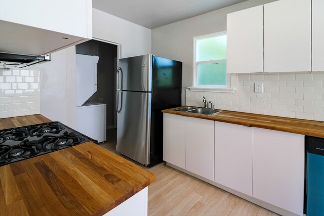 Building Photo - 467 Normandie Plz