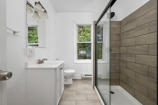 Baño - 23 E 2nd St