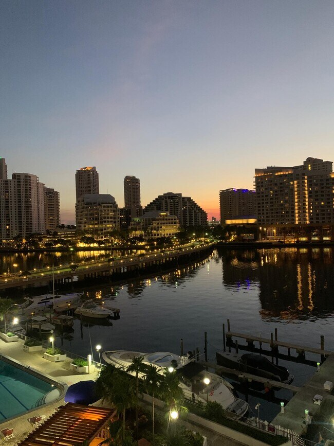 Building Photo - 825 Brickell Bay Dr