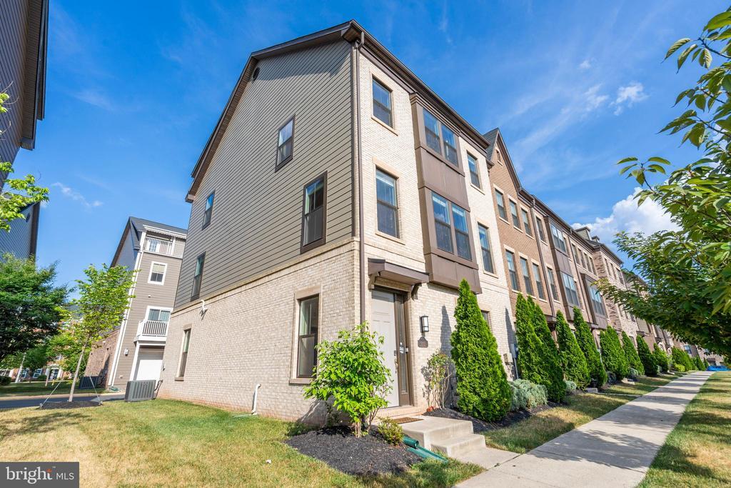 Foto principal - 3105 Alan Shepard St