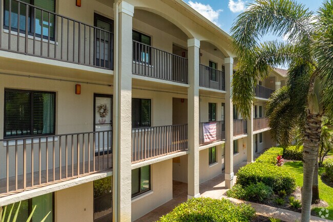 5716-5792 Deauville Cir Nápoles, FL 34112-3222 - Deauville Lake Club
